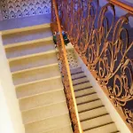 Retro & Romantic 2br Gem In Center!