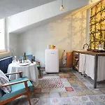 Retro & Romantic 2br Gem In Center! *