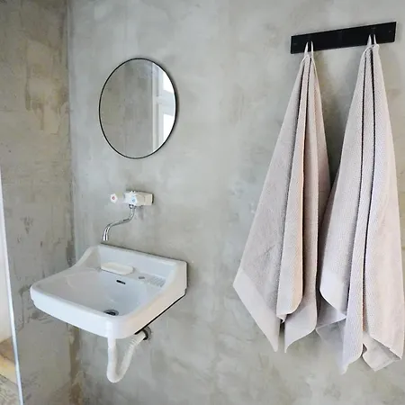 Retro & Romantic 2br Gem In Center!