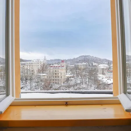 Retro & Romantic 2br Gem In Center! * Κάρλοβι Βάρι