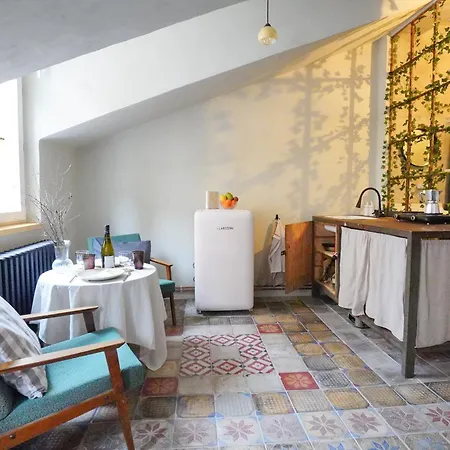 Retro & Romantic 2br Gem In Center! *