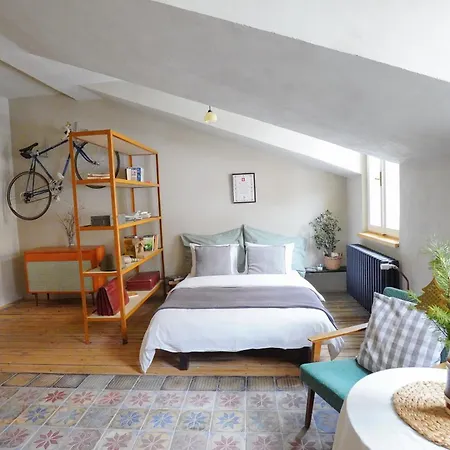 Retro & Romantic 2br Gem In Center! Κάρλοβι Βάρι