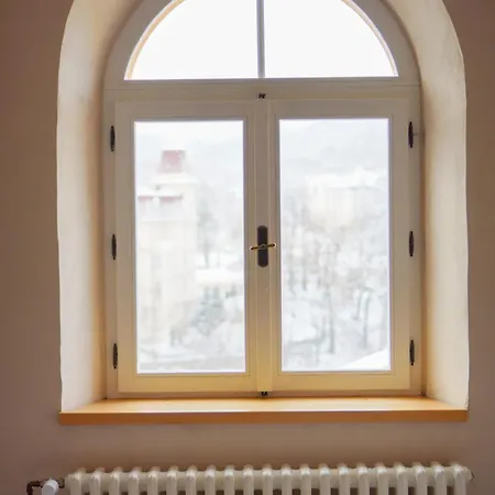 Retro & Romantic 2br Gem In Center! * Κάρλοβι Βάρι