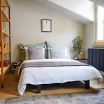 Retro & Romantic 2br Gem In Center! 카를로비바리