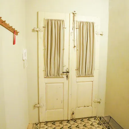 Retro & Romantic 2br Gem In Center! *