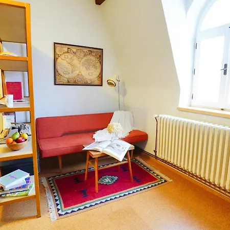 Retro & Romantic 2br Gem In Center!