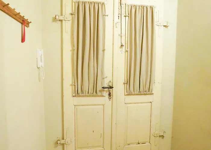 Retro & Romantic 2br Gem In Center! *