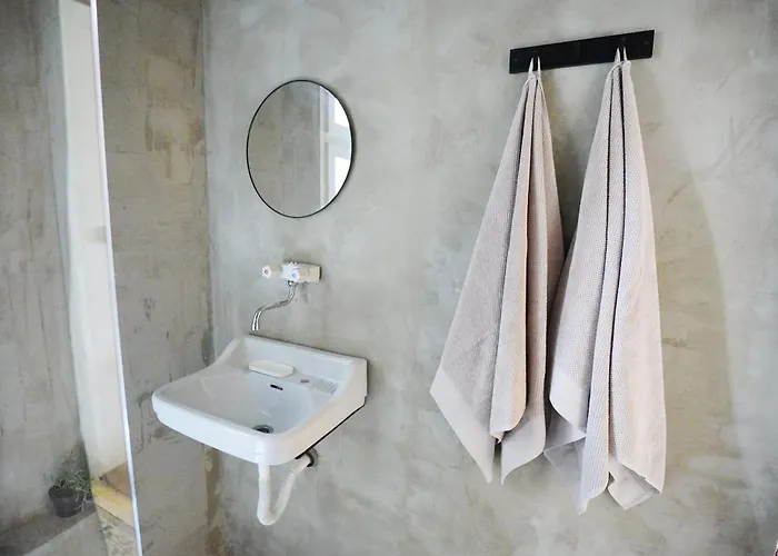 Retro & Romantic 2br Gem In Center!