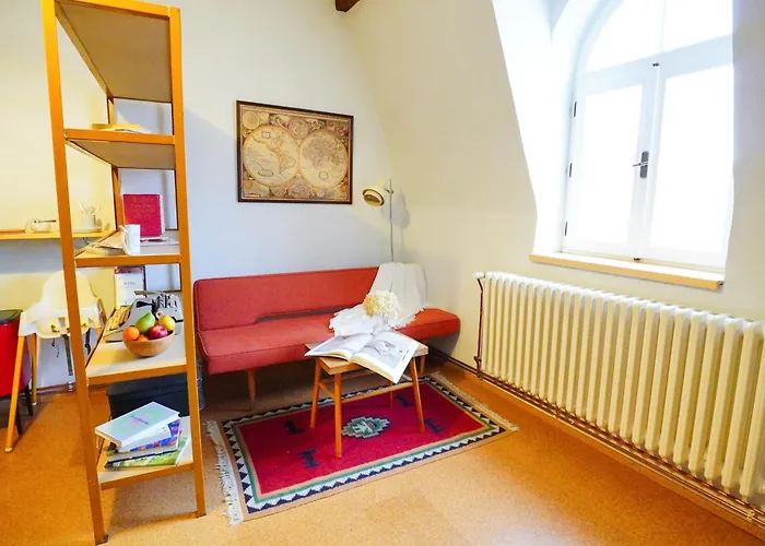 Retro & Romantic 2br Gem In Center!