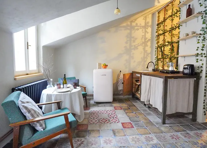 Retro & Romantic 2br Gem In Center! *