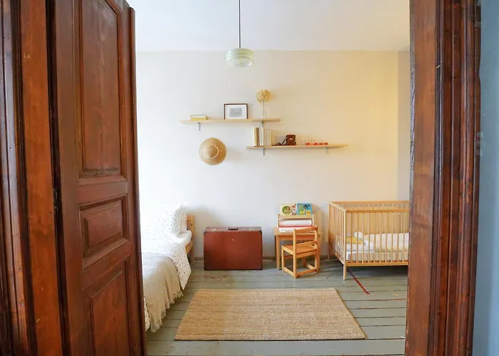 Retro & Romantic 2br Gem In Center! * Κάρλοβι Βάρι